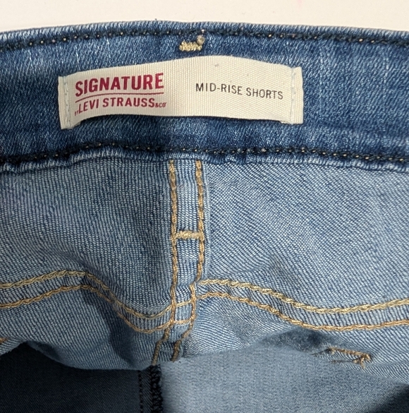 Signature by Levi Strauss Medium Wash Mid-Rise Denim Shorts in Size 22 (W36) - Picture 9 of 12